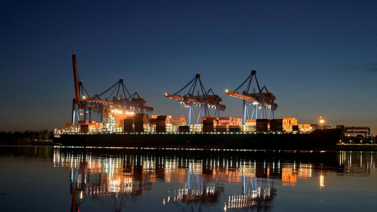 A container ship is seen at the loading terminal in the port of Hamburg, Germany, Feb. 17, 2025. (Reuters Photo)