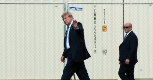 U.S. President Donald Trump waves to reporters after arriving aboard Marine One, coming home from Houston, Texas, on the Ellipse near the White House in Washington, D.C., U.S., Aug. 28, 2026. (Reuters Photo)