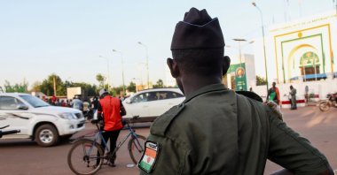 A security officer stands guard on the street following a mutineers' attack on the airport and the presidency, Niamey, Niger, Aug. 29, 2026. (Reuters Photo)
