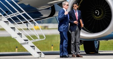 Treasury Secretary Scott Bessent (L) and Federal Reserve Chair Kevin Warsh talk before entering a motorcade upon arrival before finance ministers and central bank governors from G-20 countries meet in Asheville, North Carolina, U.S., Aug. 30, 2026. (Reuters Photo)