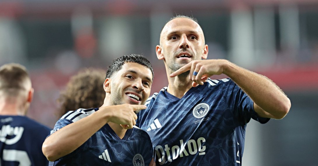 Fenerbahçe players Vedat Muriqi (R) celebrates with teammate Oğuz Aydın after scoring a goal in a Süper Lig match against Samsunspor, Samsun, Türkiye, Aug. 30, 2026. (AA Photo)

