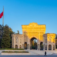 Istanbul University’s historic entrance gate, Istanbul, Türkiye, Jan. 10, 2025. (Shutterstock Photo)