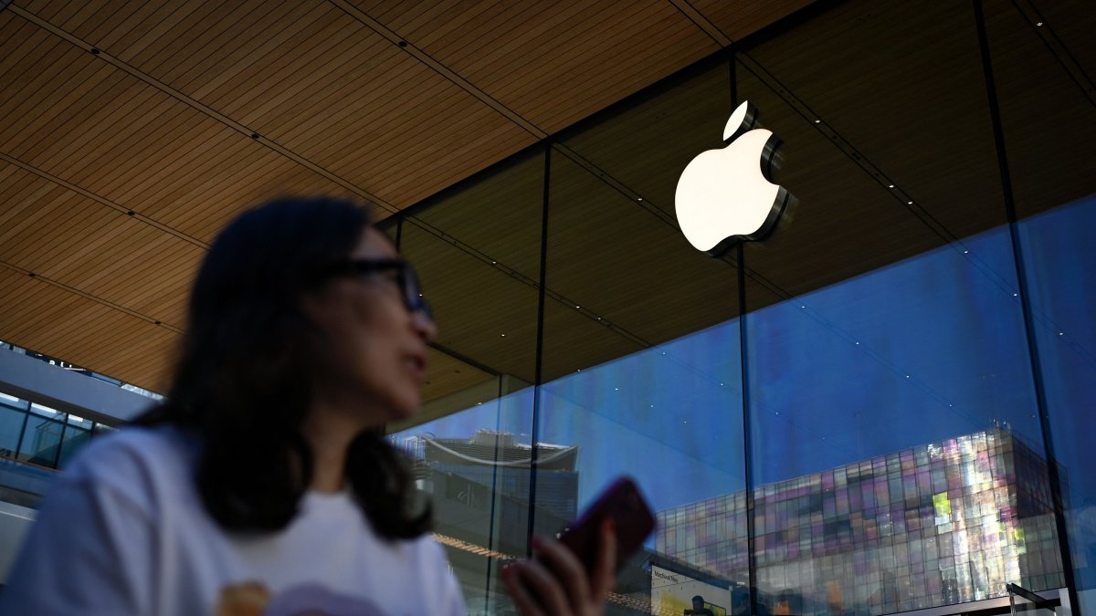 A woman walks past an Apple store, Beijing, China, Aug. 31, 2026. (AFP Photo)