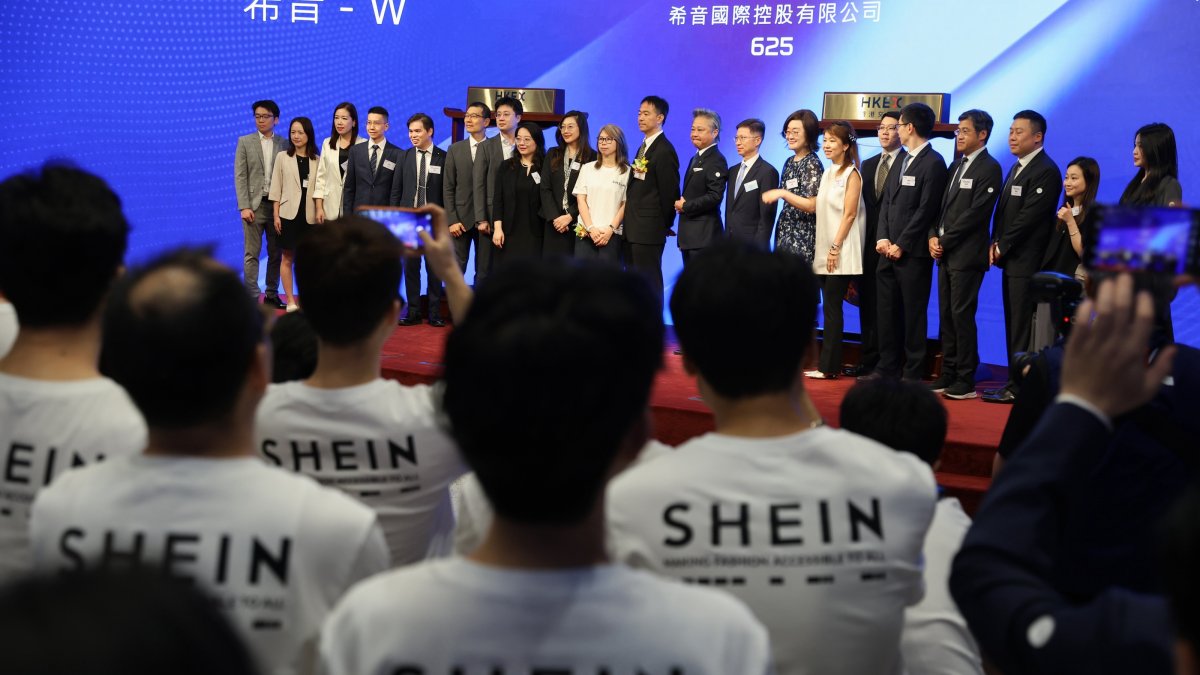 Shein company executives and employees pose for a photo at its listing ceremony at the Hong Kong Exchanges and Clearing Limited (HKEX), Hong Kong, Sept. 1, 2026. (EPA Photo)
