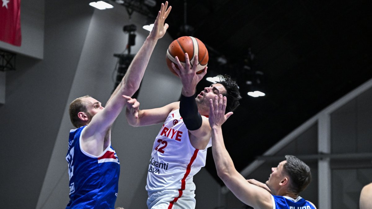 Türkiye’s Furkan Korkmaz (C) battles for the ball with Iceland’s Elvar Fridriksson (R) during their FIBA 2027 Basketball World Cup European Qualifiers second-round Group J game, Reykjavik, Iceland, Sept. 1, 2026. (AA Photo)