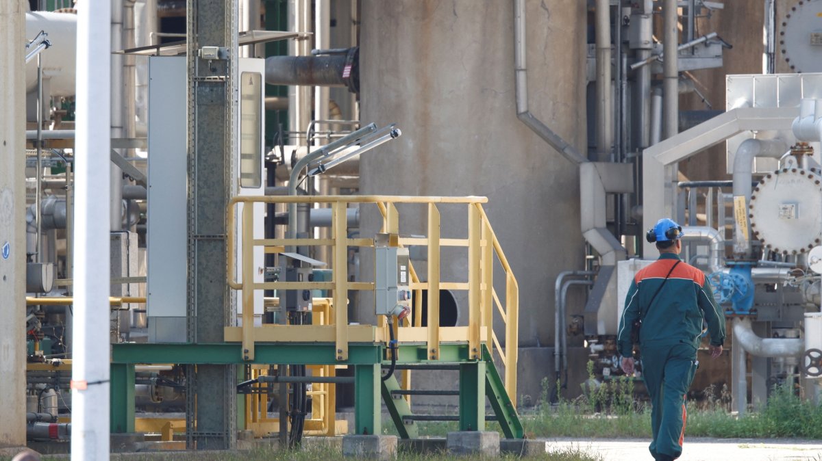 A worker walks at the PCK refinery, a crude oil processing facility supplying gasoline, jet fuel, diesel and fuel oil, Schwedt/Oder, Germany, Aug. 26, 2026. (Reuters Photo)