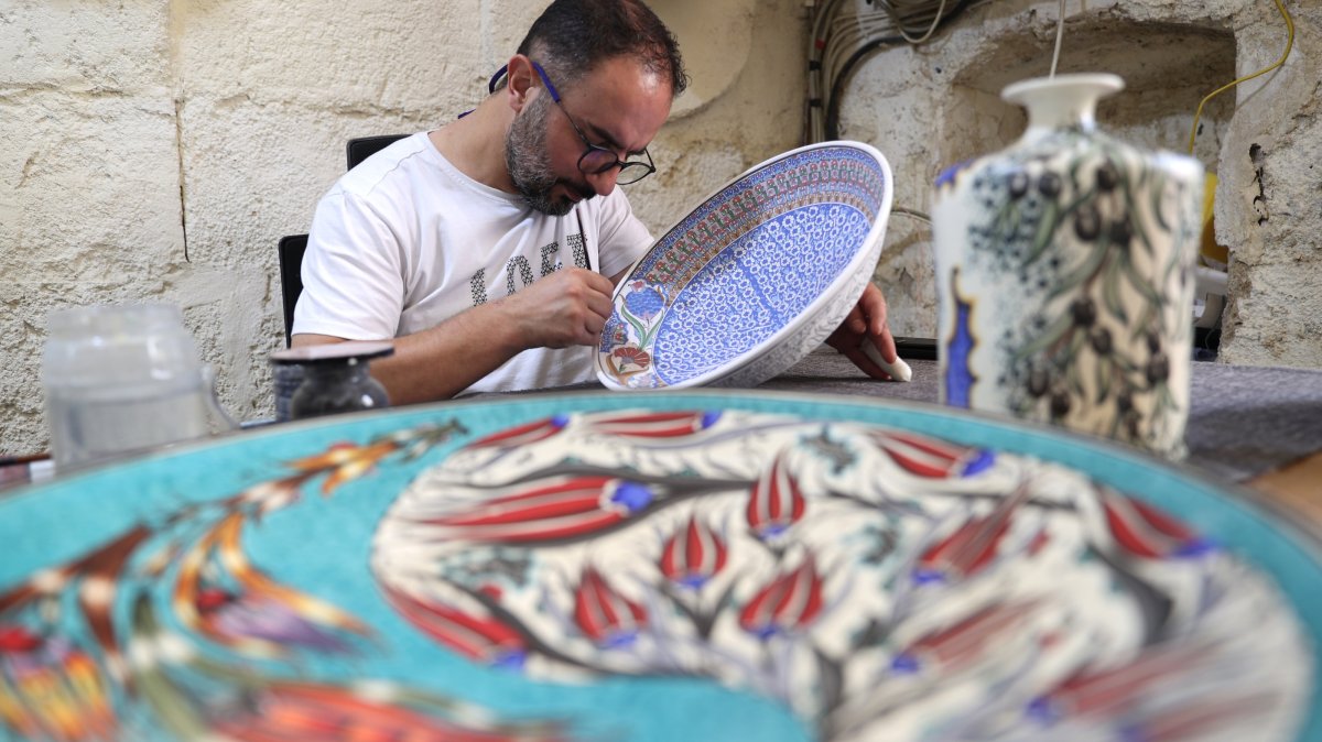 Ceramic artist Zübeyir Ayhan works on a handmade ceramic piece at his workshop, Nevşehir, Türkiye, Sept. 1, 2026. (AA Photo)