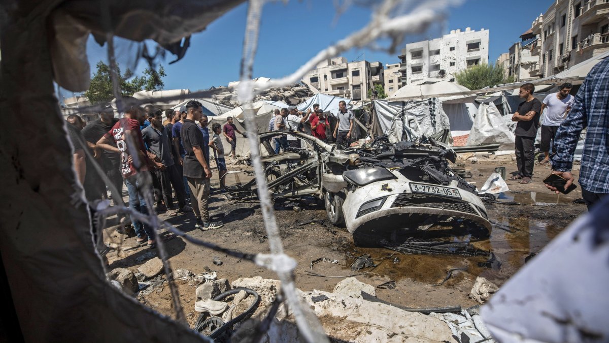 Locals gather at the site of an Israeli airstrike in Gaza City, Palestine, Sept. 1, 2026. (EPA Photo)