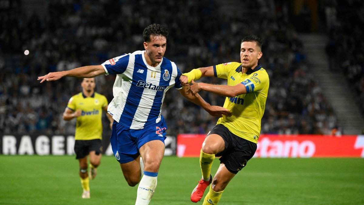 FC Porto's Deniz Gül (L) fights for the ball with Arouca's Jose Fontan during the Portuguese League football match at Dragao Stadium, Porto, Portugal, Aug. 23, 2026. (AFP Photo)