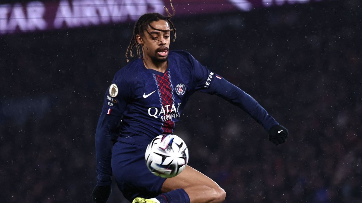 Paris Saint-Germain's Bradley Barcola controls the ball to score Paris Saint-Germain's third goal during the French Ligue 1 football match against Lille at the Parc des Princes stadium, Paris, France, Jan. 16, 2026. (AFP Photo)