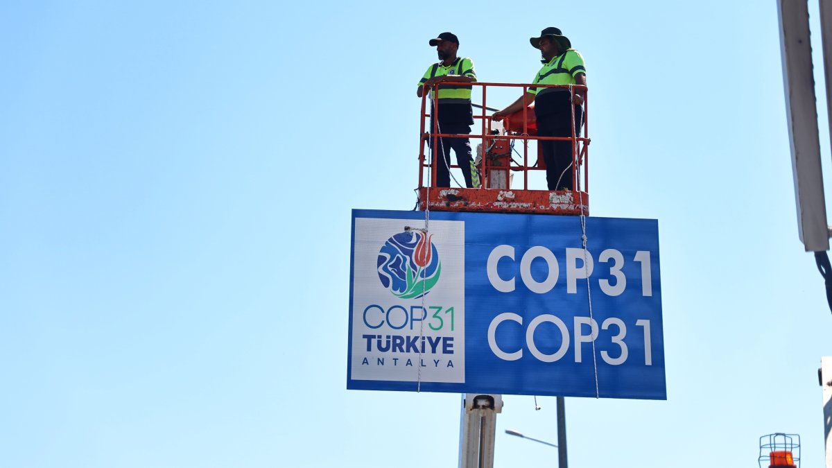 Information and direction signs are being installed on a road in Antalya province, southern Türkiye, Aug. 25, 2026. (IHA Photo)