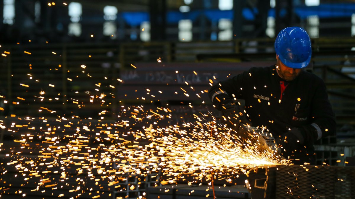 A worker is seen at a factory in Izmir province, western Türkiye, Dec. 11, 2019. (AA Photo)