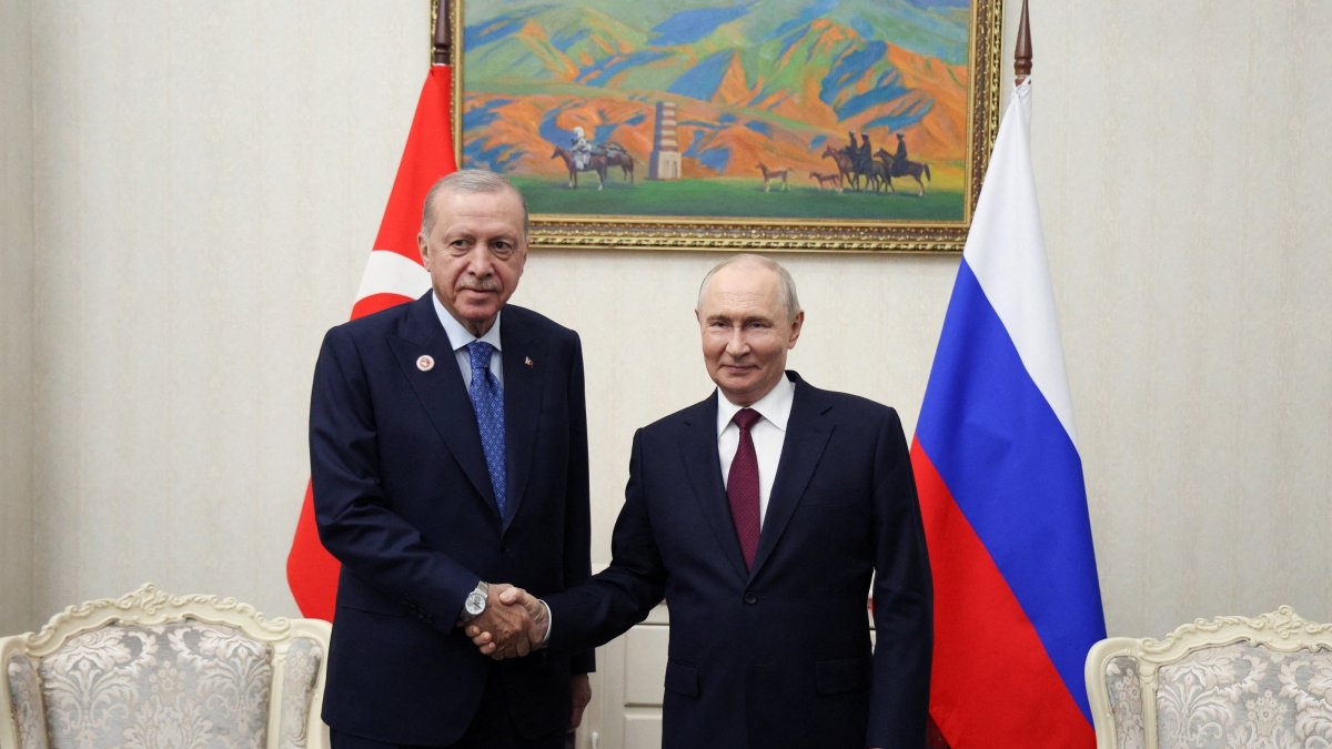 President Recep Tayyip Erdoğan and Russian President Vladimir Putin shakes hands during a meeting on the sidelines of the Shanghai Cooperation Organisation (SCO) summit in Bishkek, Kyrgyzstan, Sept.1, 2026. (Reuters Photo)
