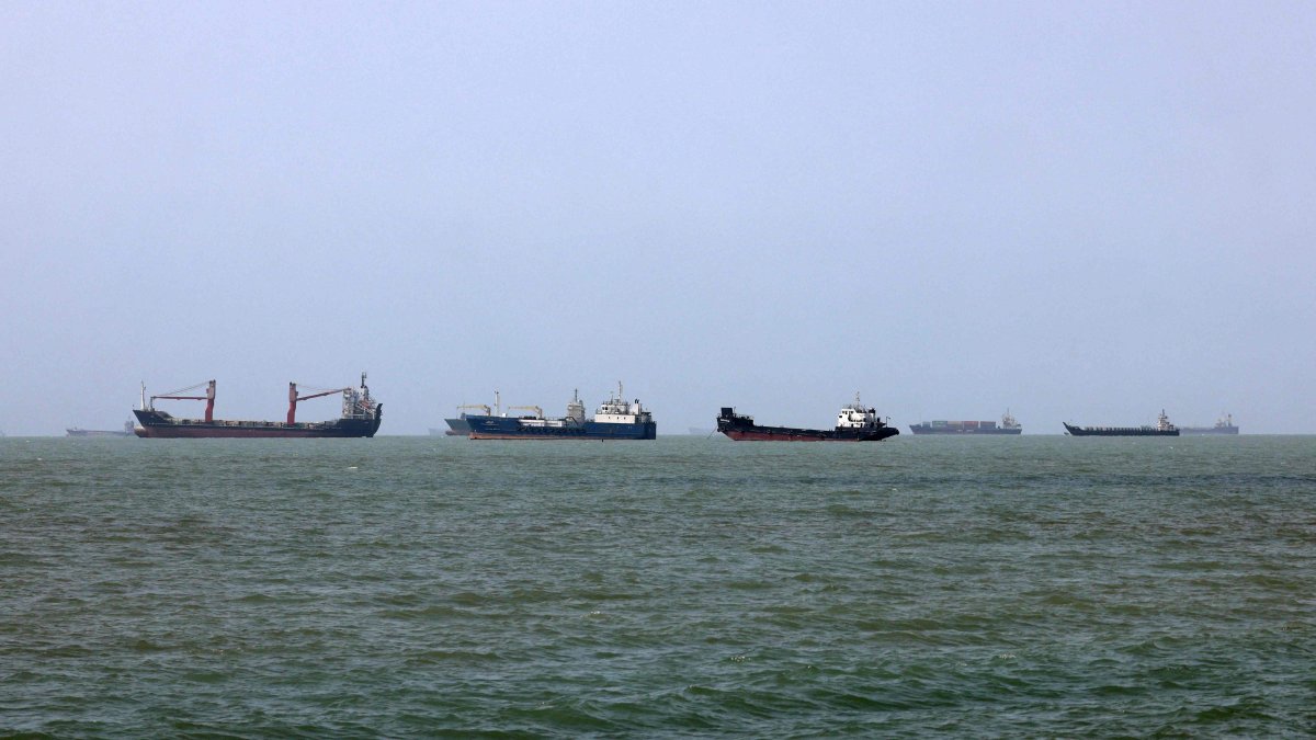 Vessels transit the Strait of Hormuz off Bandar Abbas in southern Iran, Aug. 10, 2026. (AFP File Photo)