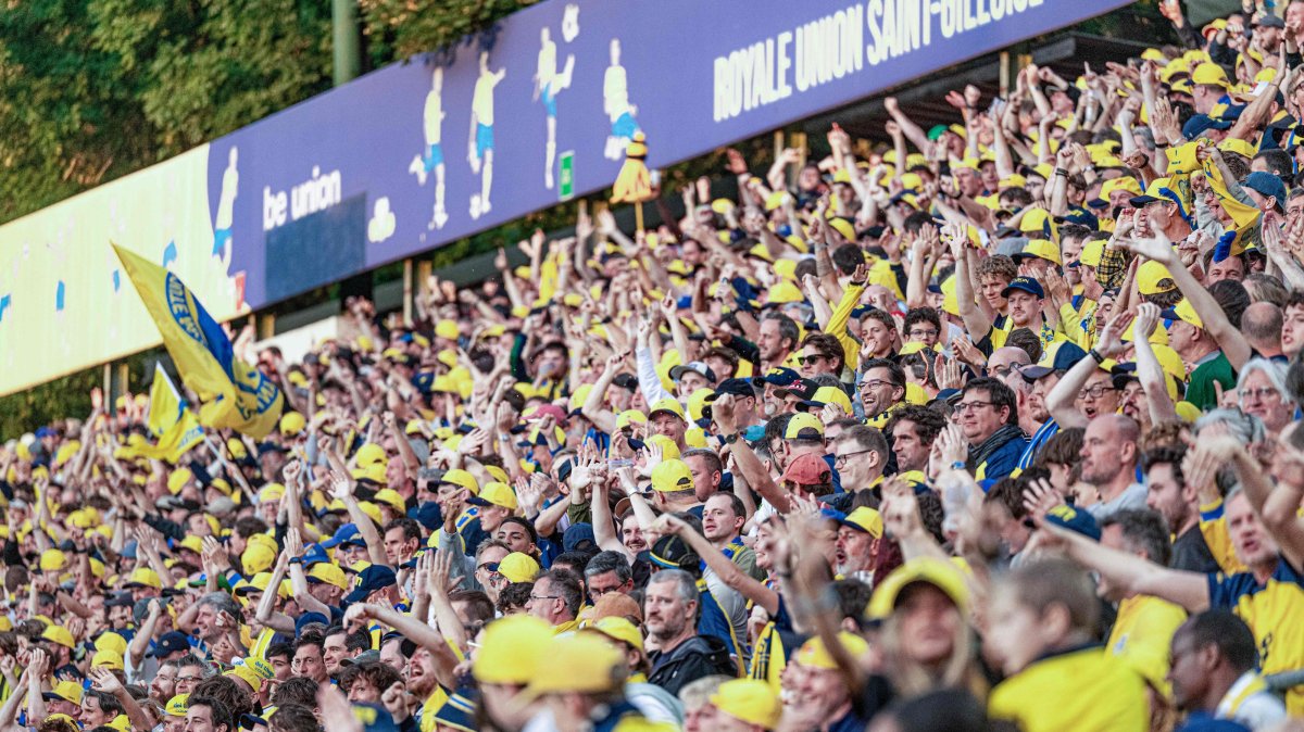 Union SG's fans pictured during the Belgian "Pro League" First Division football match between Union Saint-Gilloise and RSC Anderlecht at Stade Joseph Marien in Brussels, Aug. 30, 2026. (AFP Photo)