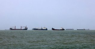 Vessels transit the Strait of Hormuz off Bandar Abbas in southern Iran, Aug. 10, 2026. (AFP File Photo)