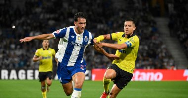 FC Porto's Deniz Gül (L) fights for the ball with Arouca's Jose Fontan during the Portuguese League football match at Dragao Stadium, Porto, Portugal, Aug. 23, 2026. (AFP Photo)