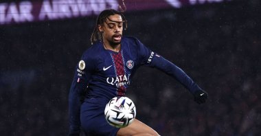 Paris Saint-Germain's Bradley Barcola controls the ball to score Paris Saint-Germain's third goal during the French Ligue 1 football match against Lille at the Parc des Princes stadium, Paris, France, Jan. 16, 2026. (AFP Photo)