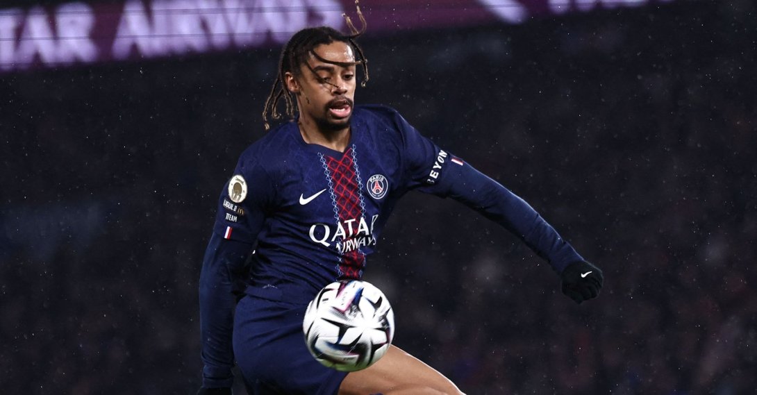 Paris Saint-Germain's Bradley Barcola controls the ball to score Paris Saint-Germain's third goal during the French Ligue 1 football match against Lille at the Parc des Princes stadium, Paris, France, Jan. 16, 2026. (AFP Photo)