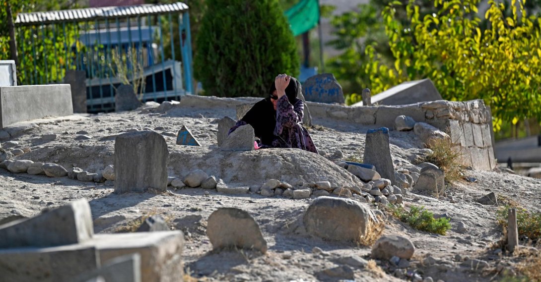 A woman pray near her relative's grave in Kabul, Afghanistan, Aug. 25, 2026. (AFP Photo)