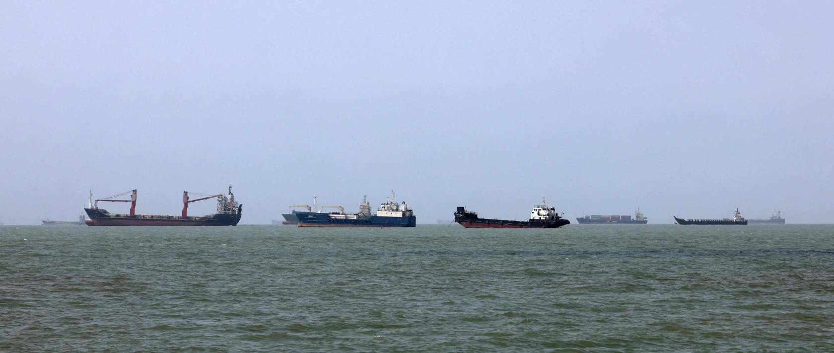 Vessels transit the Strait of Hormuz off Bandar Abbas in southern Iran, Aug. 10, 2026. (AFP File Photo)