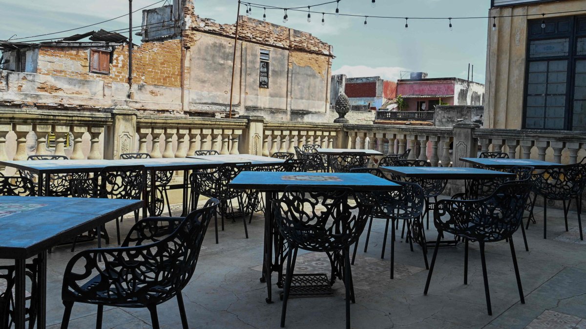 Empty tables are seen at a famous restaurant, located in the Havana building featured in the Cuban film "Strawberry and Chocolate" ("Fresa y Chocolate"), Cuba, Aug. 21, 2026. (AFP Photo)