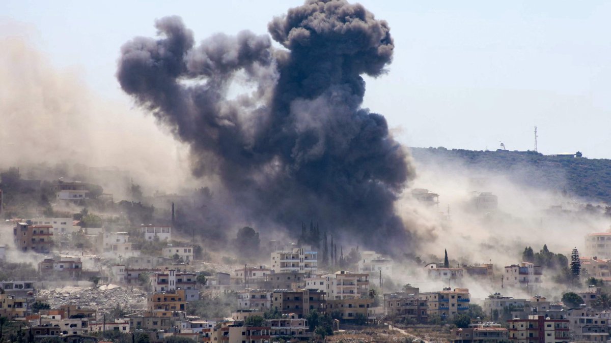 Smoke rises from the site of a string of Israeli airstrikes that targeted the area of al-Mansouri, Tyre, Lebanon, Aug. 25, 2026. (AFP Photo)