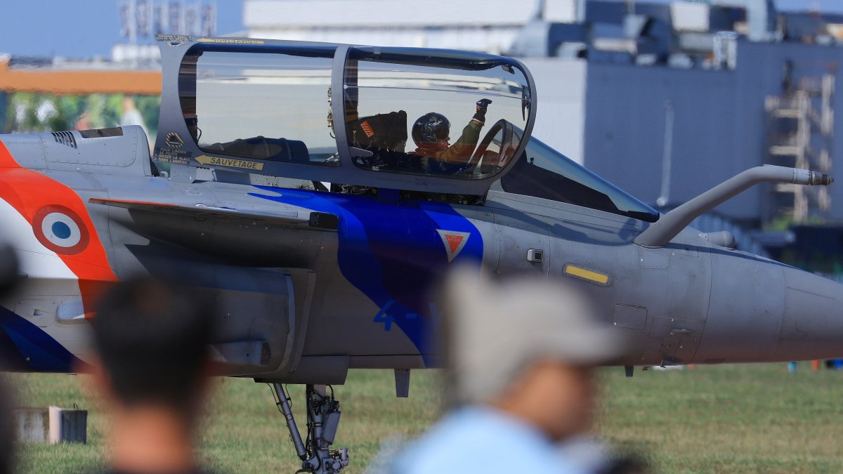 The pilot of a Rafale fighter jet belonging to the French Air Force waves to spectators after completing a demonstration flight during the Bucharest International Air Show (BIAS 2026) at Baneasa Airport in Bucharest, Romania, Aug. 28, 2026. (EPA Photo)