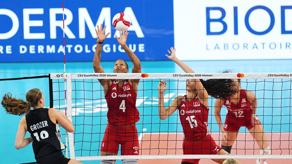 Türkiye's Melissa Vargas (L) battles Germany's Leana Grozer during their Pool A match at the 2026 Women's European Volleyball Championship at Sinan Erdem Sports Hall, Istanbul, Türkiye, Aug. 26, 2026. (AA Photo)
