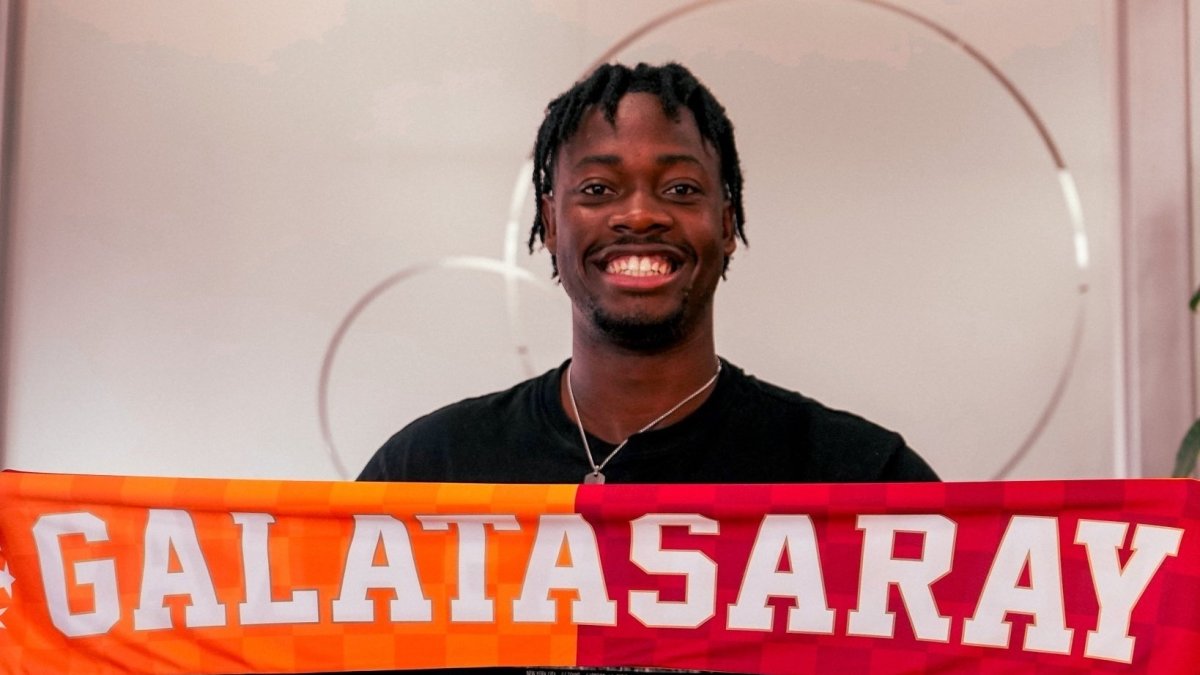 El-Chadaille Bitshiabu poses with a scarf after signing for Galatasaray, Istanbul, Türkiye, Sept. 2, 2026. (IHA Photo)