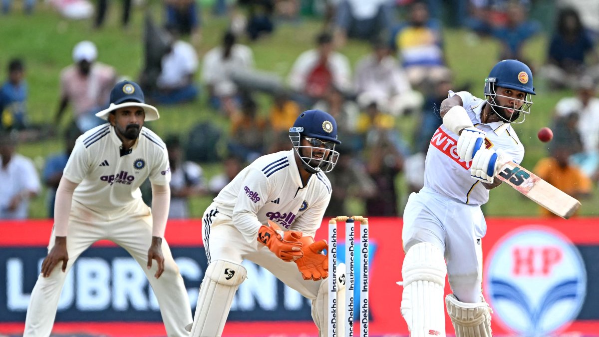 Sri Lanka's Sonal Dinusha (R) plays a shot as India's KL Rahul (L) and Rishabh Pant (C) gesture during the fifth day of the second Test match between Sri Lanka and India at the Sinhalese Sports Club Ground, Colombo, Sri Lanka, Aug. 27, 2026. (AFP Photo)