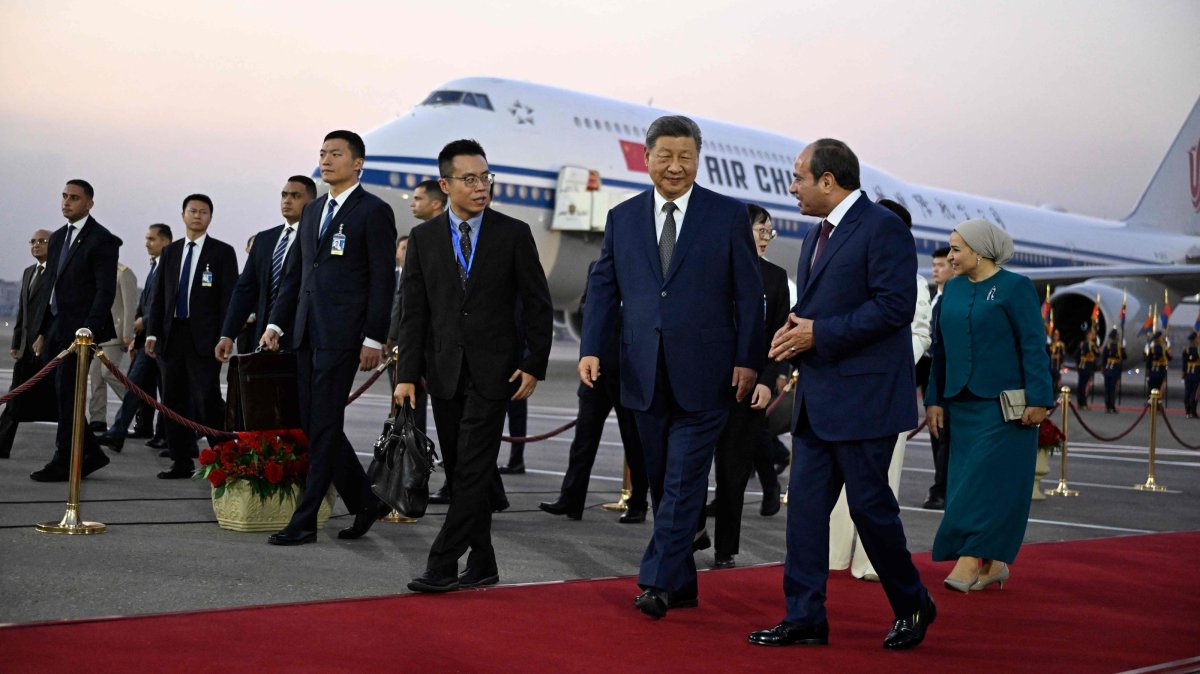China's President Xi Jinping (C) walks along with his Egyptian counterpart Abdel-Fattah el-Sissi upon his arrival at the Cairo International Airport, Cairo, Egypt, Sept. 1, 2026. (AFP Photo)