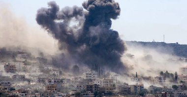 Smoke rises from the site of a string of Israeli airstrikes that targeted the area of al-Mansouri, Tyre, Lebanon, Aug. 25, 2026. (AFP Photo)