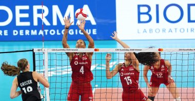 Türkiye's Melissa Vargas (L) battles Germany's Leana Grozer during their Pool A match at the 2026 Women's European Volleyball Championship at Sinan Erdem Sports Hall, Istanbul, Türkiye, Aug. 26, 2026. (AA Photo)
