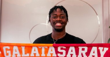 El-Chadaille Bitshiabu poses with a scarf after signing for Galatasaray, Istanbul, Türkiye, Sept. 2, 2026. (IHA Photo)