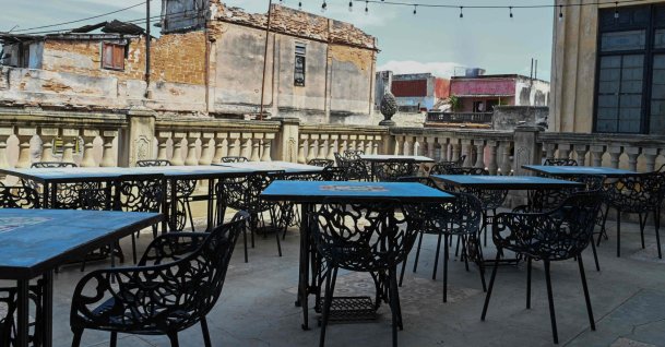 Empty tables are seen at a famous restaurant, located in the Havana building featured in the Cuban film "Strawberry and Chocolate" ("Fresa y Chocolate"), Cuba, Aug. 21, 2026. (AFP Photo)