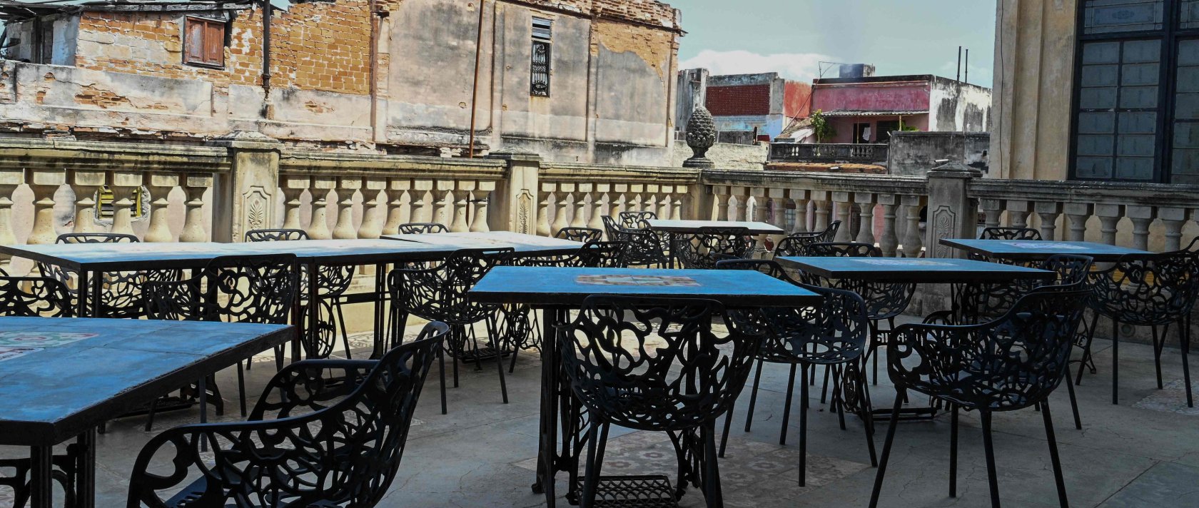 Empty tables are seen at a famous restaurant, located in the Havana building featured in the Cuban film "Strawberry and Chocolate" ("Fresa y Chocolate"), Cuba, Aug. 21, 2026. (AFP Photo)