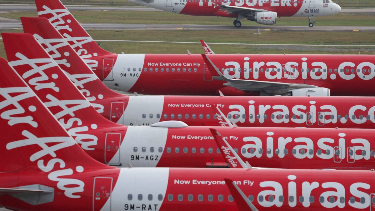 AirAsia planes wait on the tarmac at Kuala Lumpur International Airport Terminal 2 (KLIA2), Sepang, Malaysia, Jan. 21, 2026. (Reuters Photo)