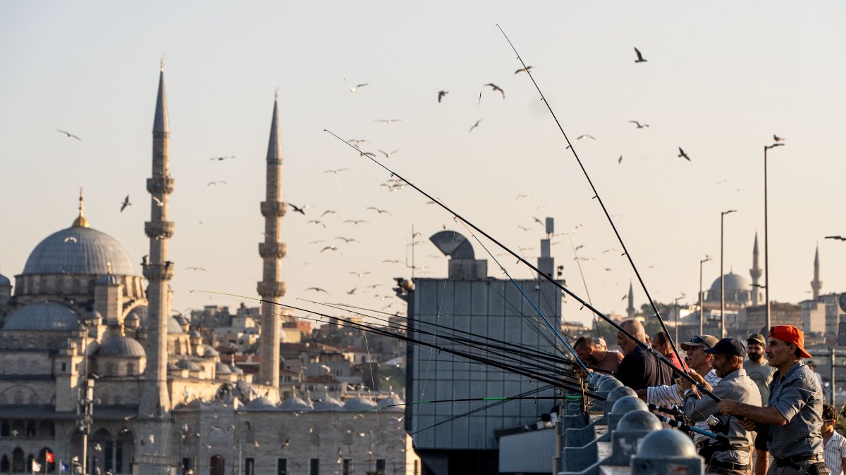 Fishermen cast their lines from Galata Bridge with Yeni Mosque seen in the background in Istanbul, Türkiye, Aug. 7, 2026 (Reuters Photo)
