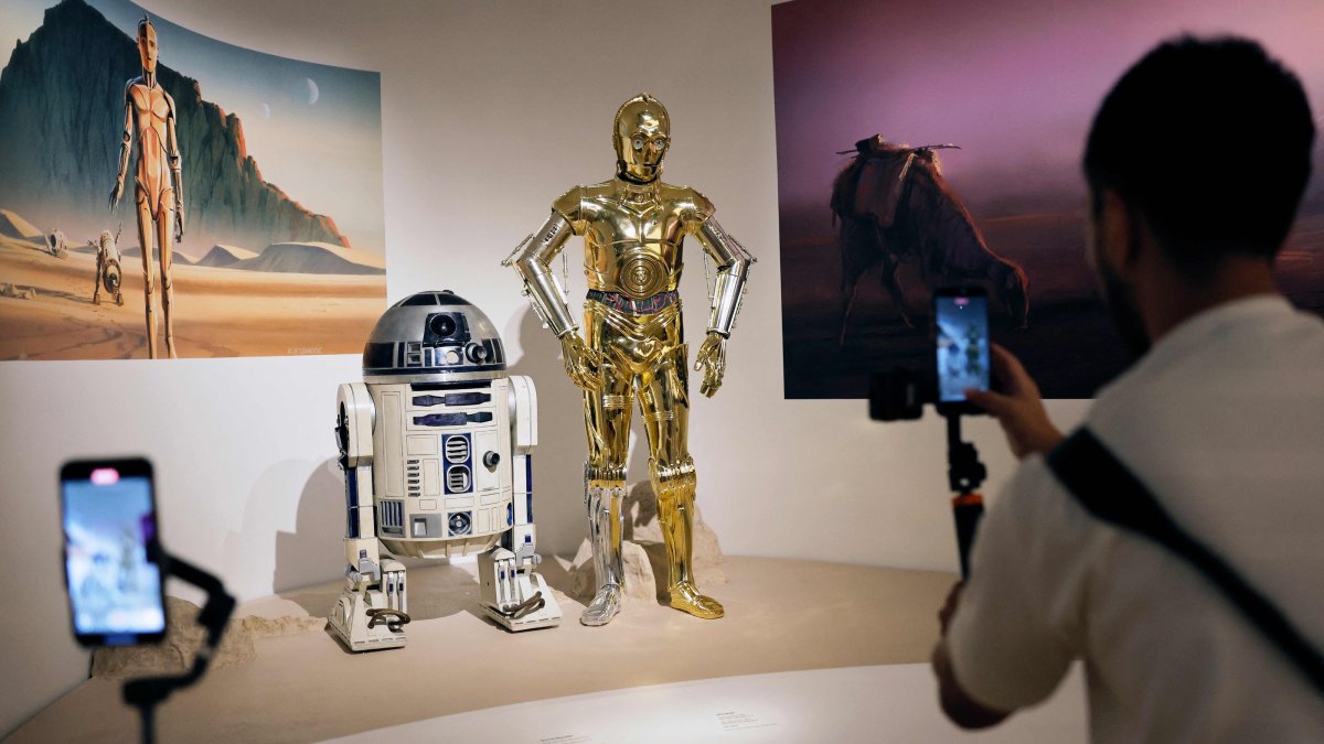 R2-D2 and a C-3PO costumes are displayed in the "Star Wars in Motion" exhibit at the new Lucas Museum of Narrative Art during a media preview, Los Angeles, U.S., Sept. 2, 2026. (AFP Photo)