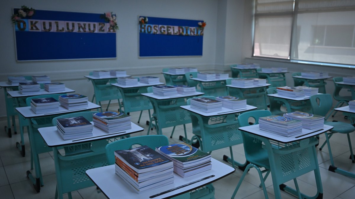 Textbooks are placed on students’ desks at Ümitköy Girls’ Anatolian Imam Hatip High School, Ankara, Türkiye, Sept. 2, 2026. (AA Photo)