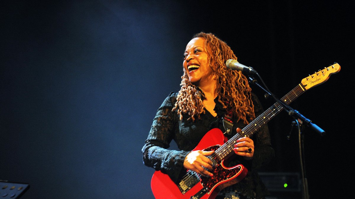U.S. jazz musician and singer Cassandra Wilson performs during a Skopje Jazz Festival, Skopje, Macedonia, Oct. 20, 2013. (AFP Photo)