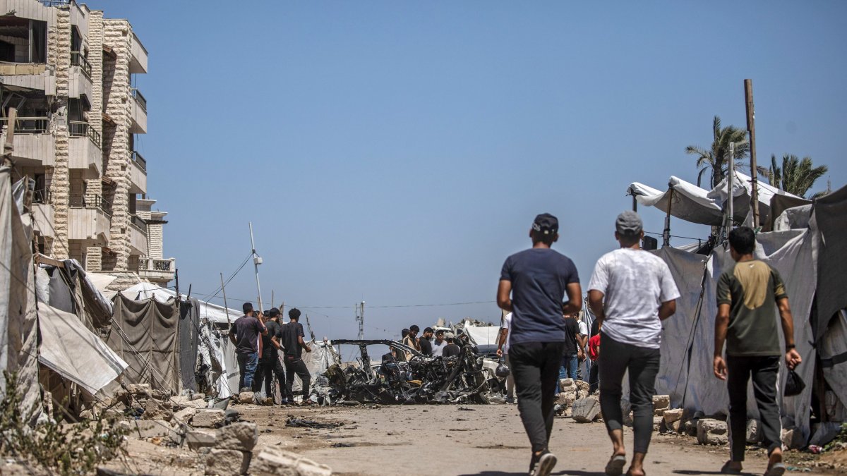 Locals gather at the site of an Israeli airstrike, Gaza City, Palestine, Sept. 1, 2026.  (EPA Photo)