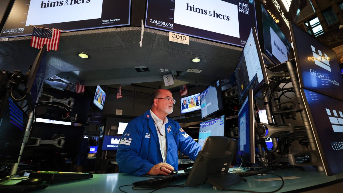 A trader works on the floor of the New York Stock Exchange (NYSE) at the opening bell, in New York City, U.S., Aug. 17, 2026. (AFP Photo)