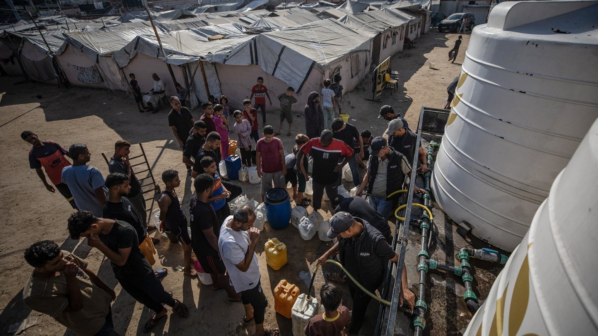 Displaced Palestinians line up to collect drinking water at a displacement camp in central Gaza City, Aug. 20, 2026. (EPA Photo)