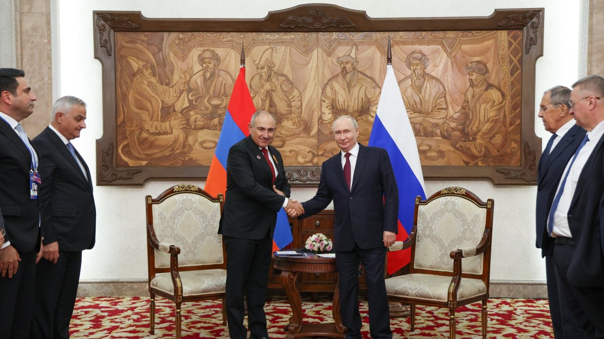 Armenian Prime Minister Nikol Pashinyan and Russian President Vladimir Putin shake hands as they pose for photos before a meeting on the sidelines of the Shanghai Cooperation Organization (SCO) summit in Bishkek, Kyrgyzstan, Sept. 1, 2026. (EPA Photo)
