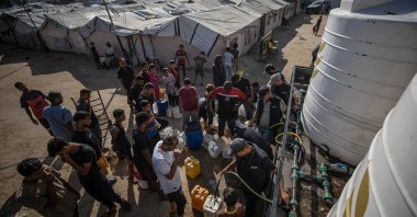 Displaced Palestinians line up to collect drinking water at a displacement camp in central Gaza City, Aug. 20, 2026. (EPA Photo)