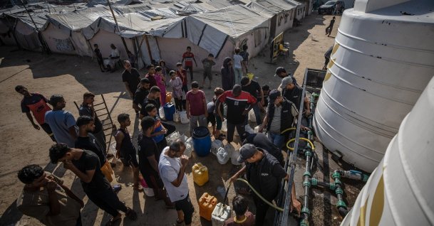Displaced Palestinians line up to collect drinking water at a displacement camp in central Gaza City, Aug. 20, 2026. (EPA Photo)