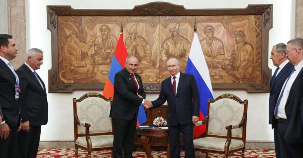 Armenian Prime Minister Nikol Pashinyan and Russian President Vladimir Putin shake hands as they pose for photos before a meeting on the sidelines of the Shanghai Cooperation Organization (SCO) summit in Bishkek, Kyrgyzstan, Sept. 1, 2026. (EPA Photo)