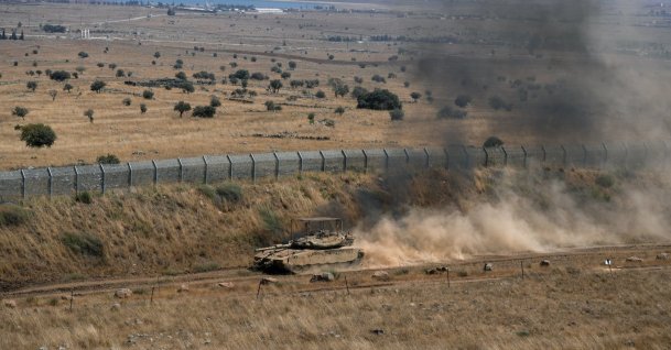 An Israeli tank drives along the cease-fire line between the Israeli-occupied Golan Heights and Syria, Aug. 20, 2026. (Reuters File Photo)
